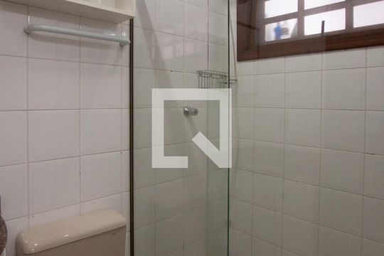 Banheiro  de casa de condomínio para alugar com 2 quartos, 58m² em Jardim Santa Genoveva, Guarujá