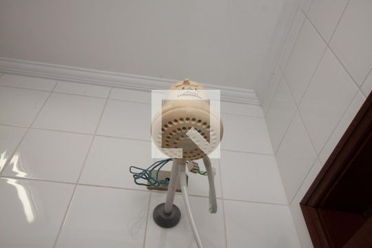 Banheiro  de casa de condomínio para alugar com 2 quartos, 58m² em Jardim Santa Genoveva, Guarujá