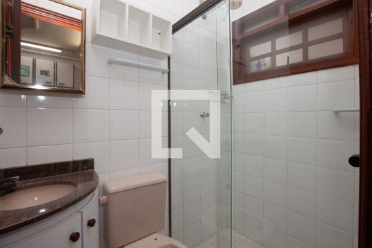 Banheiro  de casa de condomínio para alugar com 2 quartos, 58m² em Jardim Santa Genoveva, Guarujá