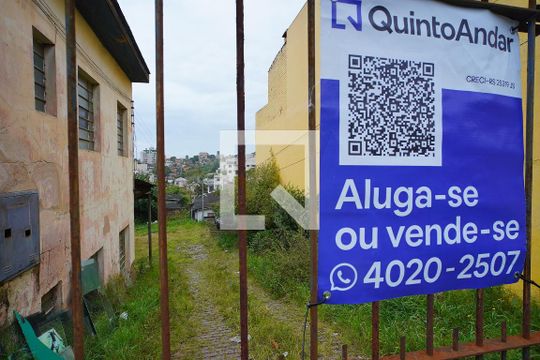 Fachada de casa à venda com 2 quartos, 450m² em Petrópolis, Porto Alegre