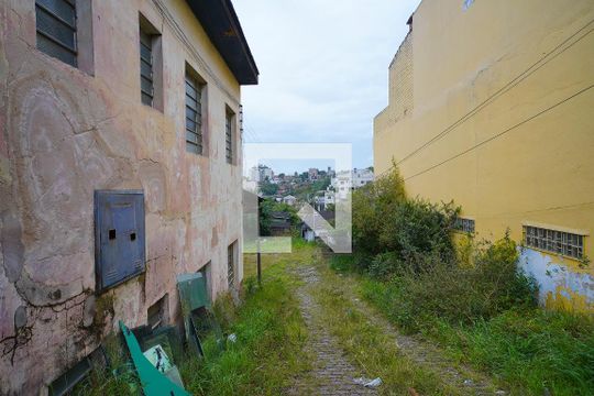 Pátio frente de casa à venda com 2 quartos, 450m² em Petrópolis, Porto Alegre
