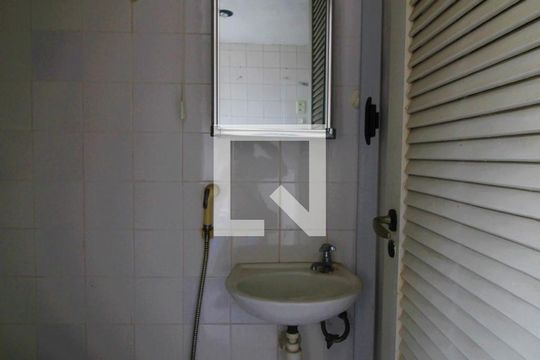 Banheiro de serviço de apartamento para alugar com 2 quartos, 70m² em Engenho Novo, Rio de Janeiro