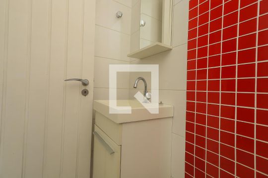 Banheiro de serviço de apartamento à venda com 3 quartos, 73m² em Vila Pompéia, São Paulo