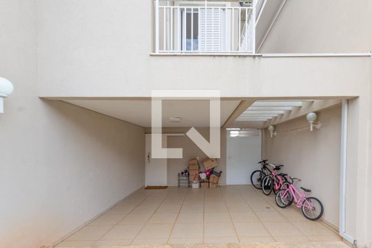 Garagem de casa de condomínio para alugar com 3 quartos, 135m² em Chácaras Silvania, Valinhos
