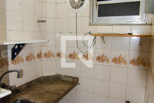 Cozinha de apartamento para alugar com 1 quarto, 33m² em Copacabana, Rio de Janeiro