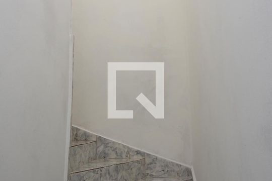 Escada de casa para alugar com 2 quartos, 120m² em Vila Marari, São Paulo