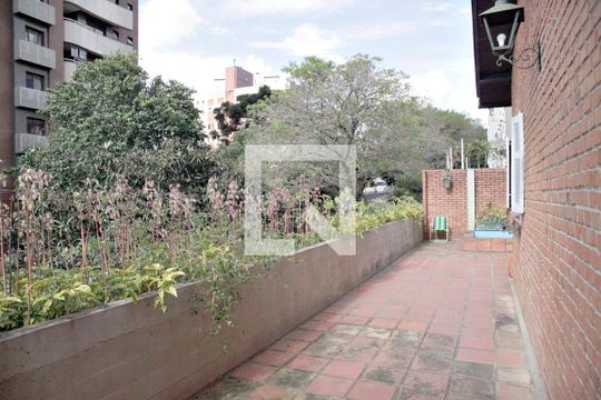 Área Externa de casa para alugar com 4 quartos, 385m² em Petrópolis, Porto Alegre