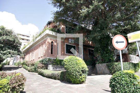 Fachada de casa à venda com 4 quartos, 385m² em Petrópolis, Porto Alegre