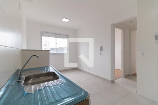Cozinha de apartamento para alugar com 2 quartos, 33m² em Parque Fongaro, São Paulo