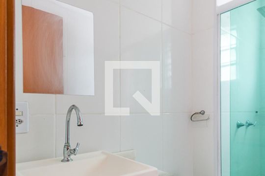 Banheiro de apartamento para alugar com 2 quartos, 45m² em Parada de Lucas, Rio de Janeiro