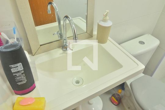 Banheiro de apartamento à venda com 2 quartos, 45m² em Igara, Canoas