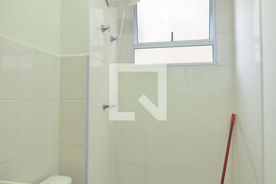 Banheiro de apartamento à venda com 2 quartos, 45m² em Igara, Canoas