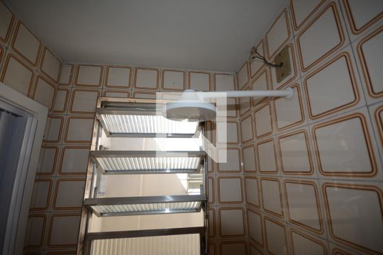Banheiro de serviço de apartamento para alugar com 3 quartos, 90m² em Ramos, Rio de Janeiro