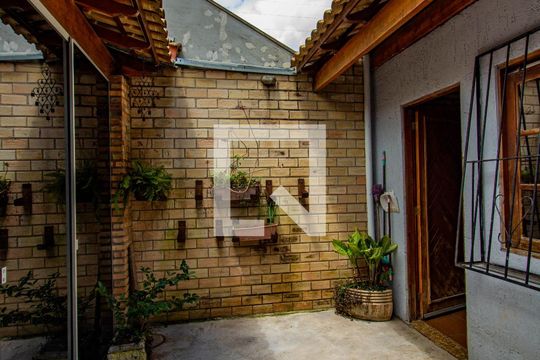 Quintal de casa à venda com 4 quartos, 164m² em Olaria, Canoas