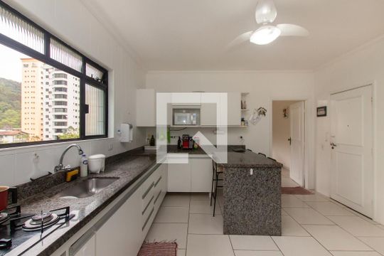 Cozinha de apartamento para alugar com 3 quartos, 143m² em Barra Funda, Guarujá