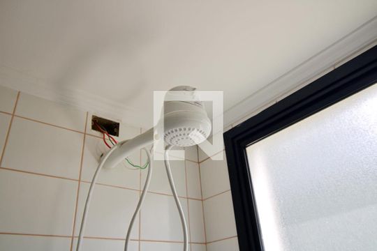 Banheiro de apartamento para alugar com 2 quartos, 57m² em Jardim Henriqueta, Taboão da Serra