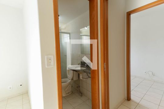 Banheiro da Suíte de apartamento para alugar com 3 quartos, 74m² em Setor dos Afonsos, Aparecida de Goiânia