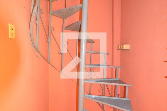 Escada de apartamento para alugar com 2 quartos, 200m² em Bento Ribeiro, Rio de Janeiro