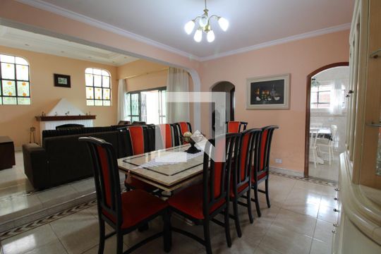Casa à venda com 3 quartos, 1000m² em Jardim Santa Helena, São Paulo