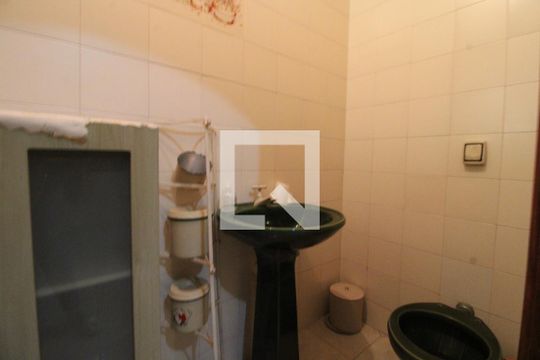 Banheiro de serviçoi de casa à venda com 3 quartos, 1000m² em Jardim Santa Helena, São Paulo