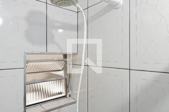 Banheiro de kitnet/studio para alugar com 1 quarto, 24m² em Parque Flamengo, Guarulhos