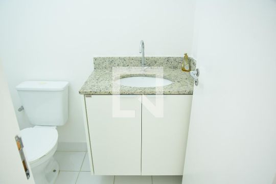 Banheiro de apartamento para alugar com 2 quartos, 65m² em Jardim Barbacena, Cotia