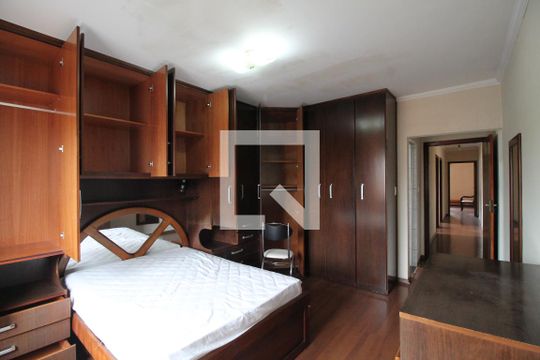 quarto suite 1 de casa à venda com 4 quartos, 360m² em Vila Nhocuné, São Paulo