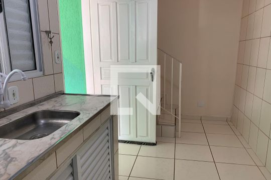 Cozinha de casa para alugar com 1 quarto, 42m² em Jaguaribe, Osasco