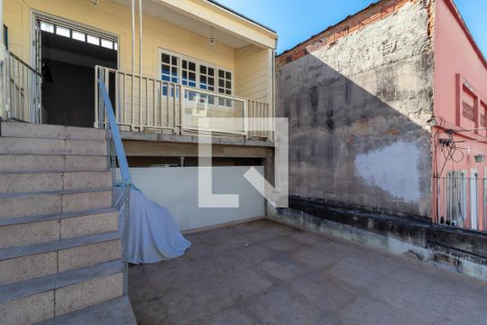 Quintal Frontal de casa para alugar com 2 quartos, 120m² em Jardim Rossin, São Paulo
