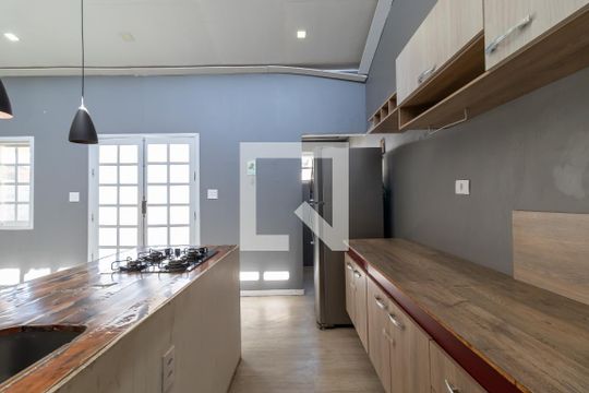 Cozinha de casa para alugar com 2 quartos, 120m² em Jardim Rossin, São Paulo