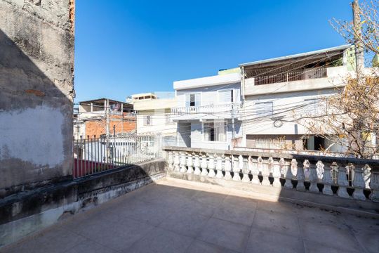 Quintal Frontal de casa para alugar com 2 quartos, 120m² em Jardim Rossin, São Paulo