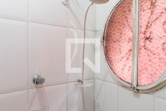 Banheiro de kitnet/studio para alugar com 1 quarto, 30m² em Liberdade, São Paulo