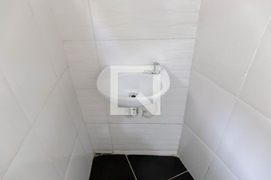 Banheiro de kitnet/studio para alugar com 1 quarto, 30m² em Liberdade, São Paulo