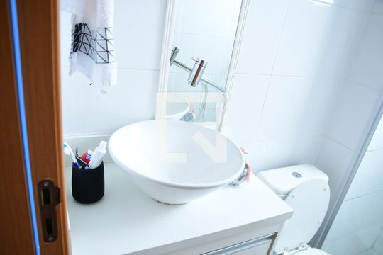 Banheiro de apartamento para alugar com 2 quartos, 40m² em Jardim Caiapia, Cotia