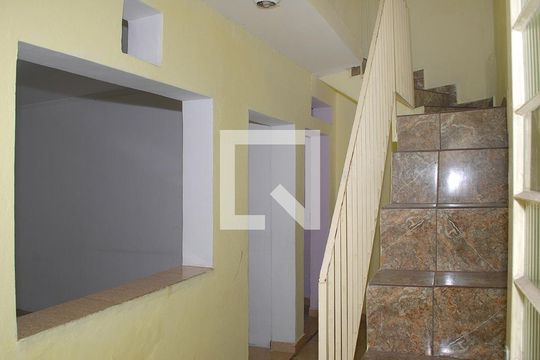 Escada de casa para alugar com 2 quartos, 30m² em Parque Edu Chaves, São Paulo
