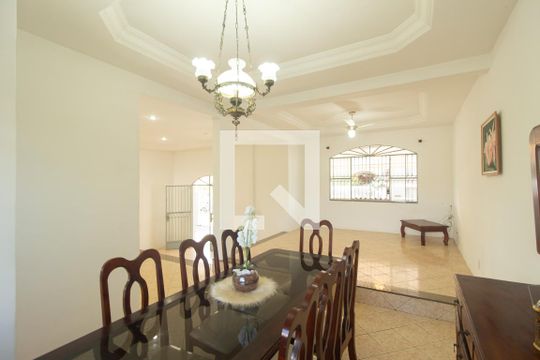 Sala de casa à venda com 3 quartos, 360m² em Campo Grande, Rio de Janeiro
