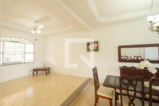 Sala de casa à venda com 3 quartos, 360m² em Campo Grande, Rio de Janeiro
