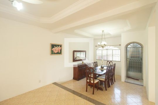 Sala de casa à venda com 3 quartos, 360m² em Campo Grande, Rio de Janeiro