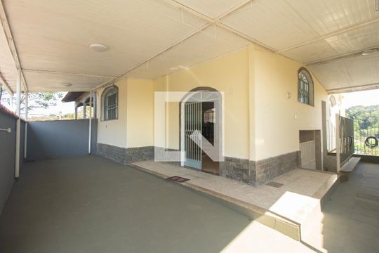 Quintal de casa para alugar com 3 quartos, 360m² em Campo Grande, Rio de Janeiro
