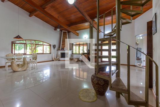 Sala de casa de condomínio para alugar com 8 quartos, 850m² em Vila Savian, Vinhedo