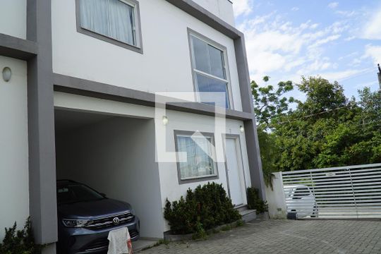 Fachada de casa para alugar com 3 quartos, 120m² em Campeche, Florianópolis