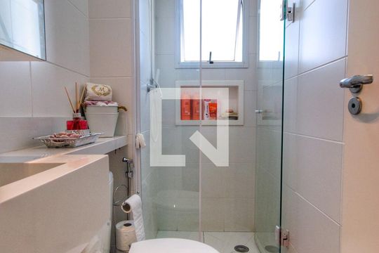 Banheiro de apartamento para alugar com 2 quartos, 41m² em Cambuci, São Paulo