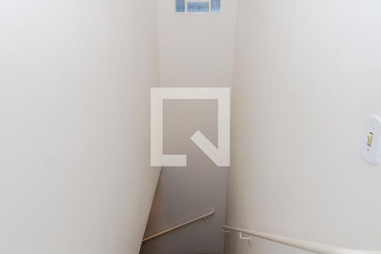 Escada Quartos/Sala de casa à venda com 3 quartos, 181m² em Vila Maricy, Guarulhos