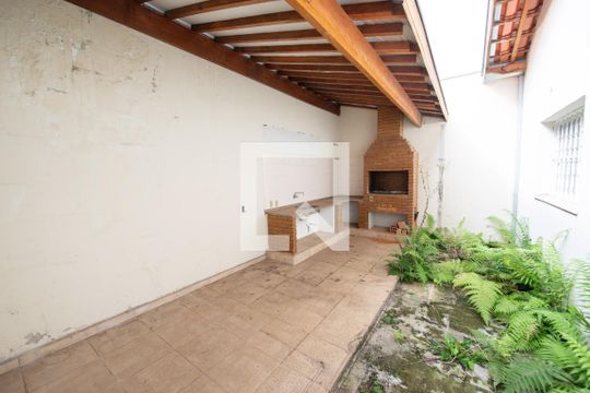 Quintal de casa para alugar com 3 quartos, 180m² em Jardim Maria Augusta, Taubaté