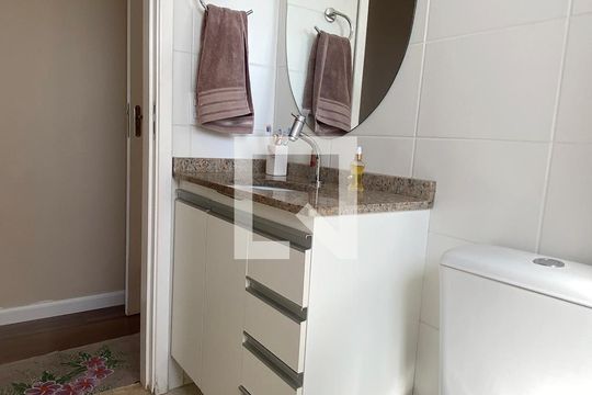 Banheiro da Suíte de apartamento para alugar com 2 quartos, 54m² em Parque Viana, Barueri