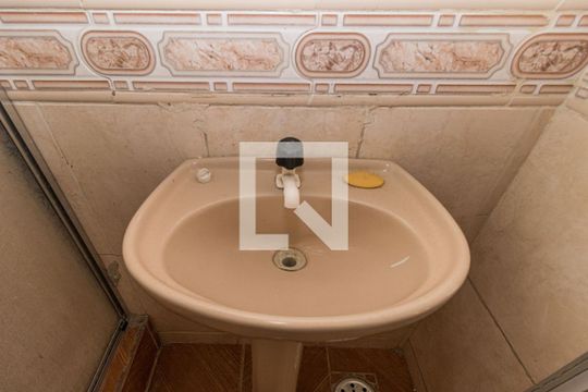 Banheiro de apartamento à venda com 2 quartos, 50m² em Rubem Berta, Porto Alegre
