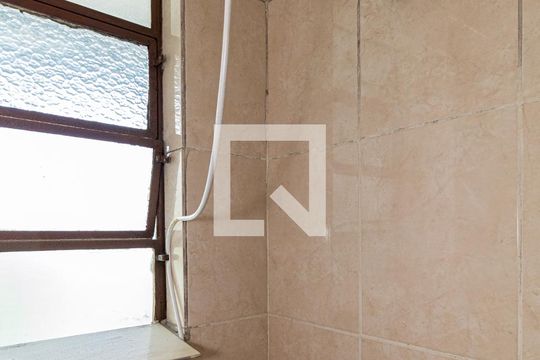 Banheiro de apartamento à venda com 2 quartos, 50m² em Rubem Berta, Porto Alegre