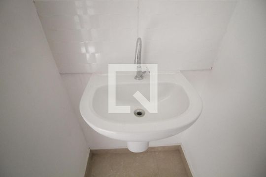 banheiro de apartamento para alugar com 2 quartos, 36m² em Parada Inglesa, São Paulo