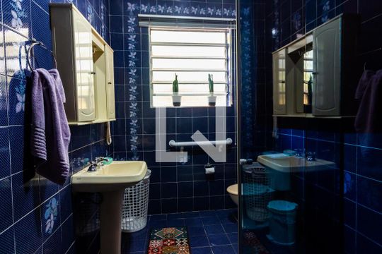 Banheiro  de casa à venda com 4 quartos, 230m² em Caxingui, São Paulo