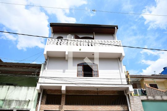 Fachada de casa para alugar com 3 quartos, 250m² em Jardim Rebelato, Cotia